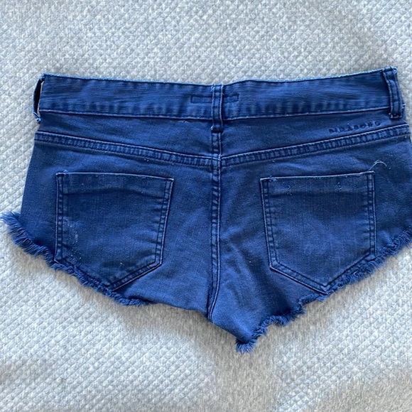 Billabong mini shorts 🍑 - Picture 2 of 3